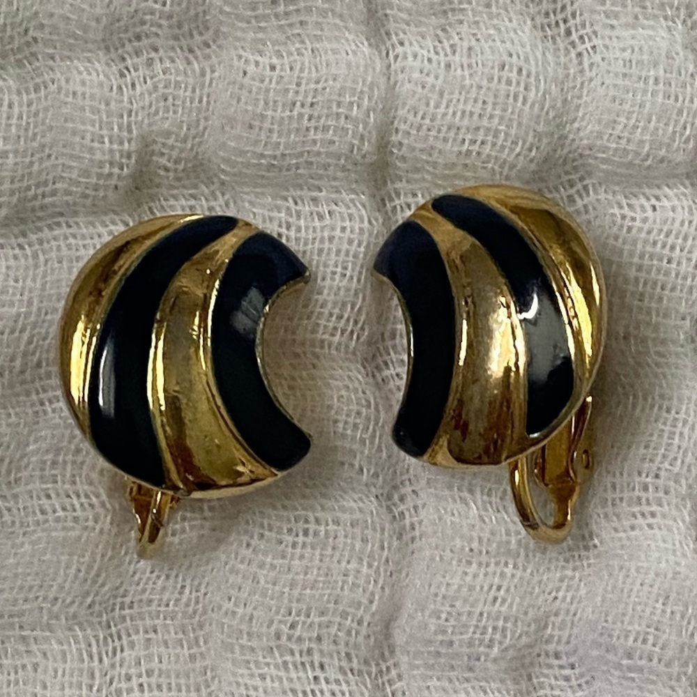 Vtg Women Gold Navy Tone Striped Half Moon Crescent Clip On Earrings .62” Long